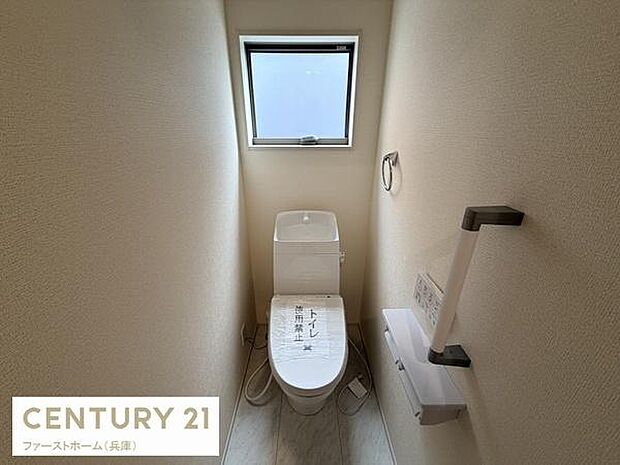 換気がしやすい窓付きのトイレです。壁には手すりが設置されており安心してご利用いただけます。ペーパーホルダーやタオルリングも揃っています。シンプルな内装ですっきりとした空間です。
