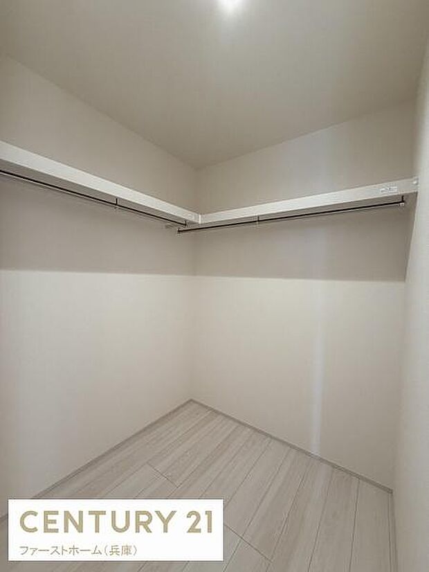 すっきりとしたデザインの収納スペースです。壁面にはハンガーパイプが設置されており使い勝手が良い仕様です。床面も広々としているため荷物の整理がしやすくなっています。室内は明るく清潔感のある印象です。