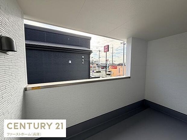 バルコニーはしっかりとした壁で囲まれておりプライバシーにも配慮されています。十分な広さがあり使い勝手の良い空間です。開口部が広く明るさをしっかり確保しています。