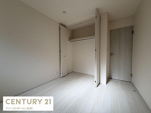 明るい色合いのフローリングが特徴の洋室です。シンプルな内装でお好みに合わせてアレンジが可能です。収納スペースもしっかり備わっています。クローゼット付きで使い勝手の良い空間です。