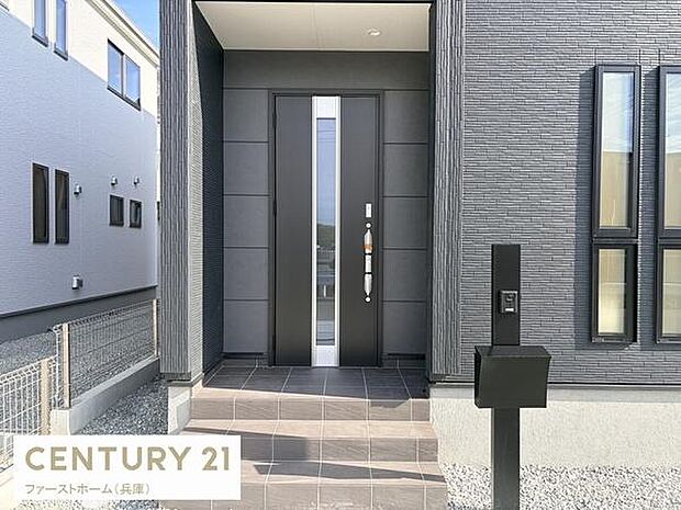 スタイリッシュな玄関扉が印象的な外観です。タイル貼りのアプローチが整然としており訪れる方にも好印象を与えます。モダンなデザインが住まい全体の雰囲気を引き立てています。