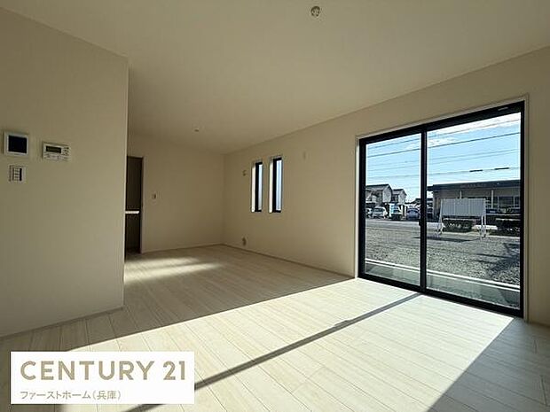 南向きの大きな窓からたっぷりと光が入り明るいリビングです。シンプルな内装で家具の配置がしやすい空間となっています。長方形の間取りで使いやすさも感じられます。床には淡い色調が採用され清潔感があります。