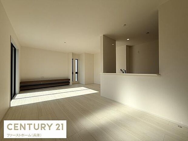 明るい光が差し込むリビングは開放感のある空間です。シンプルな内装がすっきりとした印象を与えます。キッチンとのつながりも良く使い勝手の良さが魅力です。清潔感あふれる床材が全体をまとめています。