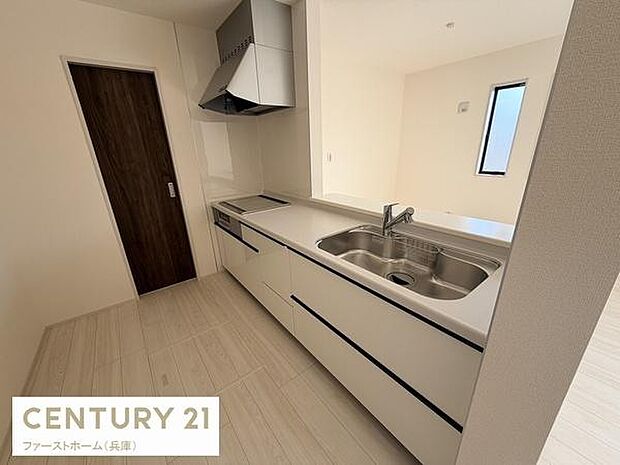 明るく清潔感のあるキッチンです。広々とした調理スペースが特徴です。シンプルなデザインで手入れがしやすいです。換気設備も備えられており快適にご利用いただけます。