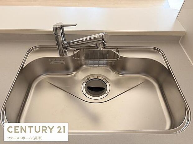 広々としたシンクで使い勝手の良いデザインです。シンプルで清潔感のあるステンレス仕様となっています。ワイドな形状で作業効率も向上します。毎日の家事を快適にサポートしてくれます。