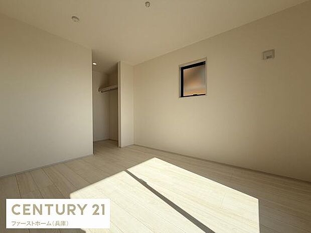 シンプルで落ち着いた印象の寝室です。窓から自然光がしっかりと入る明るい空間です。収納スペースも備えられています。すっきりとした内装が特徴です。居室として快適に活用できます。