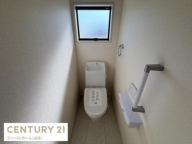 窓付きのトイレで明るさを確保しています。手すりが設置されており利用時に安心感があります。シンプルな内装で清潔感がありお手入れもしやすい空間です。壁付けのリモコンで操作も便利です。