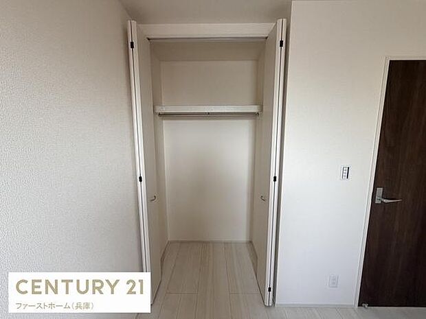 扉付きの収納スペースがありお部屋をすっきりと見せることができます。ハンガーパイプ付きで洋服の整理にも便利です。奥行きも十分確保されています。収納の配置が使いやすさにつながります。