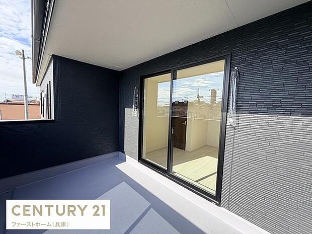 広々としたバルコニーはゆとりあるスペースが魅力です。明るい光が差し込む設計で室内とのつながりも良好です。ブラックの外壁がスタイリッシュな印象を与えています。開放感を感じやすい造りとなっています。