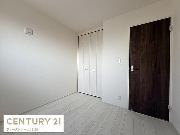 シンプルで落ち着いた雰囲気の洋室です。明るい床材が空間を広く感じさせます。クローゼット付きで収納面も安心です。扉のカラーがワンポイントになっています。