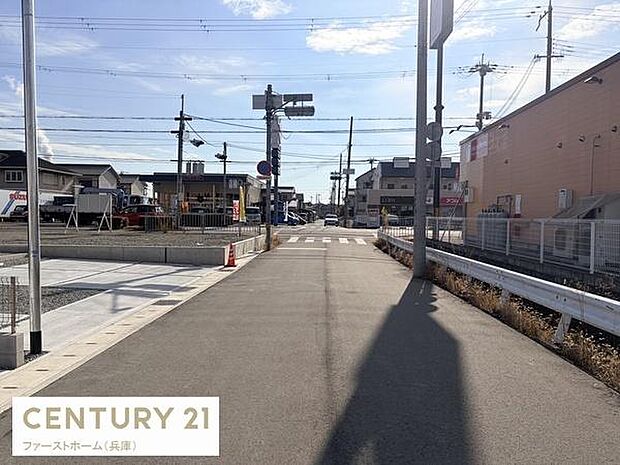 道路幅が確保されているため車の出入りもスムーズに行えます。周辺には商業施設や住宅が並び利便性が感じられます。歩道も整備されており安心して利用できます。現地の様子が写真でよくわかります。