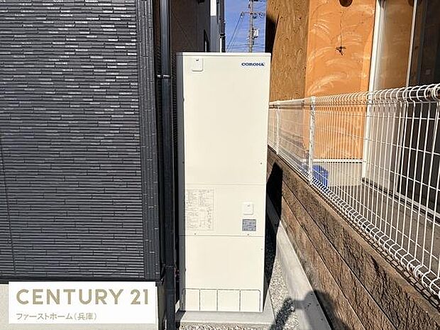 屋外に設置された設備機器が目を引きます。スペースもしっかり確保されています。手入れのしやすさが感じられる設計です。隣接する壁とフェンスの配色もすっきりとしています。採光も十分に確保されています。