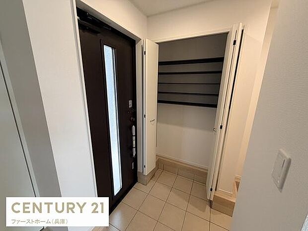 玄関には収納スペースが備わっており整理整頓がしやすい設計です。ゆったりとしたスペースが確保されているため玄関まわりをすっきりと保てます。床はお手入れしやすいタイル張りで清潔感があります。