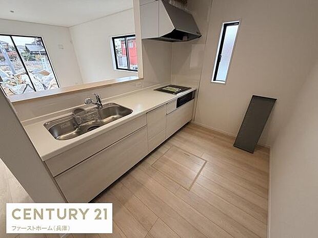 明るい空間にシンプルなデザインが映えるキッチンです。広々とした作業スペースが用意されています。二面採光で自然光がしっかり入ります。収納も豊富な設計です。全体的に清潔感があります。