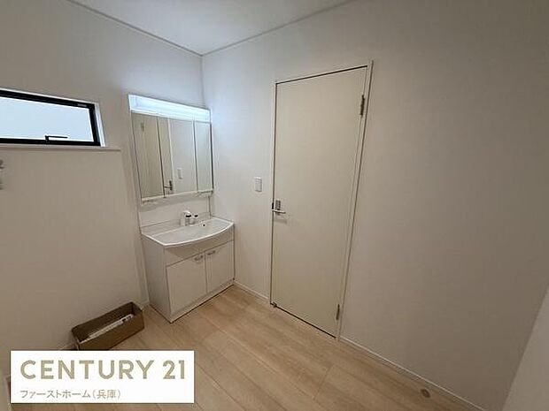 明るい空間に設けられた洗面台は清潔感を感じさせます。大型のミラーと収納付きの洗面台で毎日の使い勝手も便利です。シンプルな内装がすっきりとした印象を与えます。