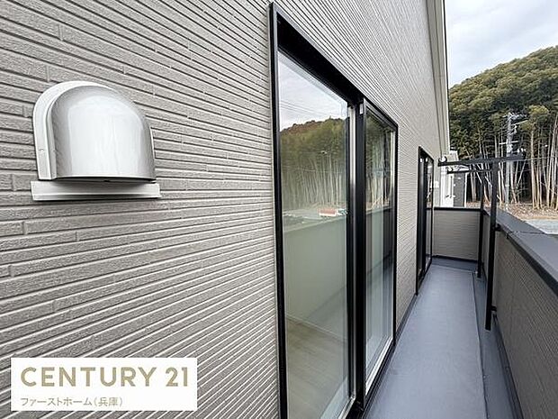 ゆったりとしたスペースが確保されたバルコニーです。大きな窓からは光が差し込み明るい空間となっています。外観はシンプルなデザインで落ち着いた雰囲気があります。景観も楽しめる立地が魅力的です。