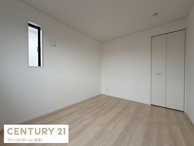 シンプルな内装が特徴の洋室です。窓から自然光が入るため明るい雰囲気です。クローゼット付きで収納スペースも備えています。床材の色合いが空間をやさしく見せています。