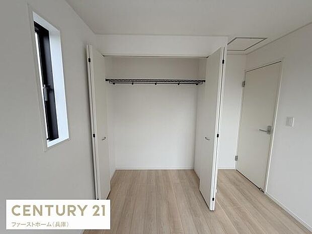 明るい色合いのフローリングが特徴の洋室です。クローゼットが備わっており収納スペースも確保されています。シンプルな内装でお好みに合わせてアレンジしやすい空間です。