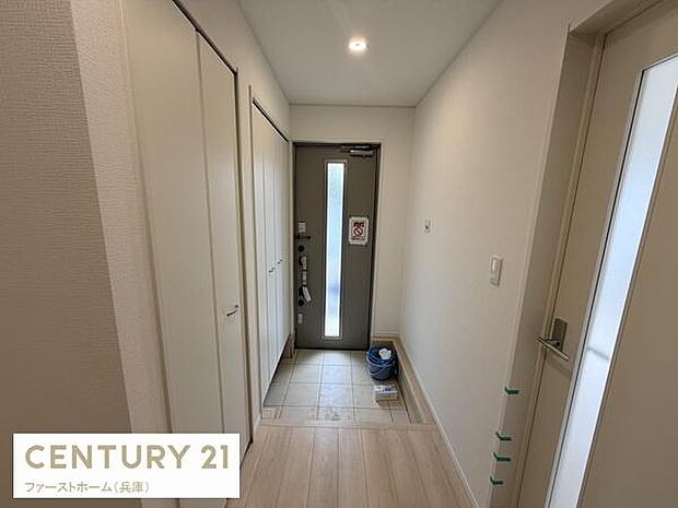 玄関スペースがすっきりとした印象です。収納スペースもしっかり設けられており使い勝手が良さそうです。明るい光が差し込むドアが印象的で清潔感のある空間です。出入りのしやすさも感じられます。