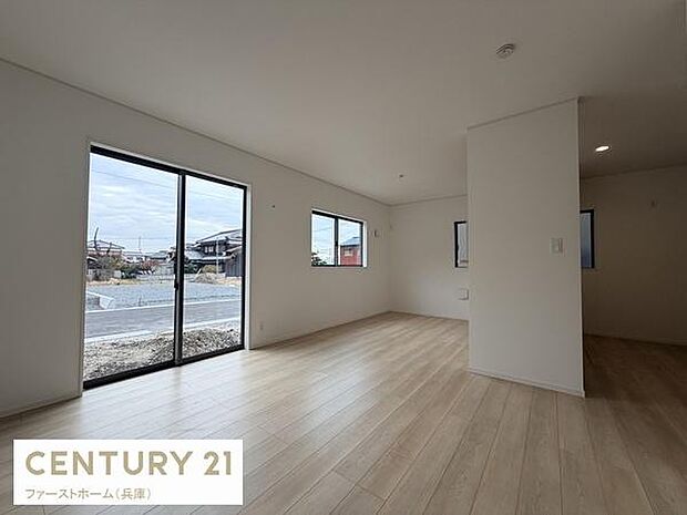 リビングには大きな窓があり自然光がたっぷりと入ります。シンプルな内装でさまざまなインテリアに合わせやすい空間です。床はナチュラルな色合いで全体的に明るい印象です。ゆったりとした広さも感じられます。