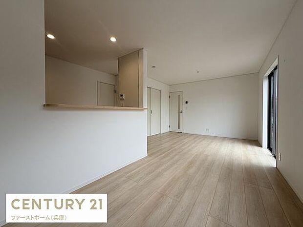 広々としたリビングはシンプルな内装で統一されておりお好みに合わせたインテリアが楽しめます。大きな窓から明るい自然光が差し込みます。床の色合いが落ち着いた雰囲気を演出しています。