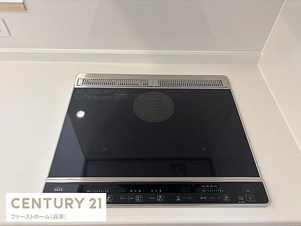 スタイリッシュなIHクッキングヒーターが設置されておりお手入れも簡単なフラットデザインです。操作パネルが手前に配置されていて使いやすい仕様です。