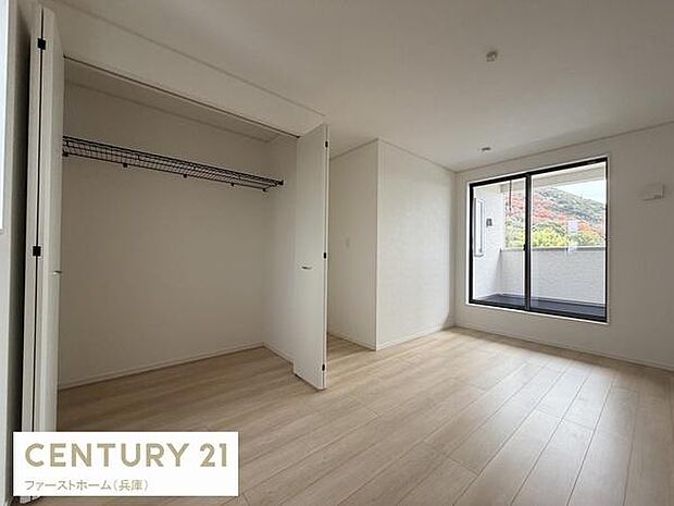 大きなクローゼットが備わっており収納スペースにゆとりがあります。明るい採光の寝室ですっきりとした内装が特徴です。落ち着いた色合いのフローリングが魅力的です。バルコニーに面した窓で開放感があります。