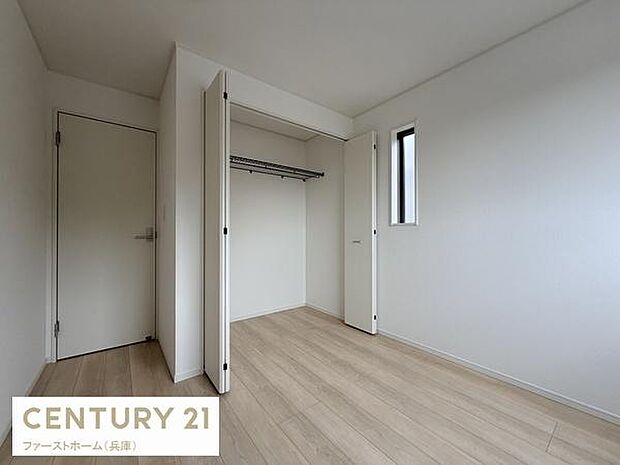 明るい色合いのフローリングが広がる子供部屋です。収納スペースもしっかり備わっていて整理整頓がしやすい構造となっています。シンプルな内装でお好みに合わせたレイアウトが可能です。