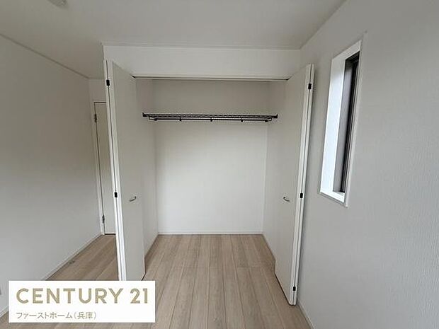 シンプルなデザインの収納スペースです。白を基調とした内装で明るい雰囲気です。ハンガーパイプ付で使い勝手が良い収納です。両開きの扉は出し入れもスムーズです。窓があるため通気もしやすいです。