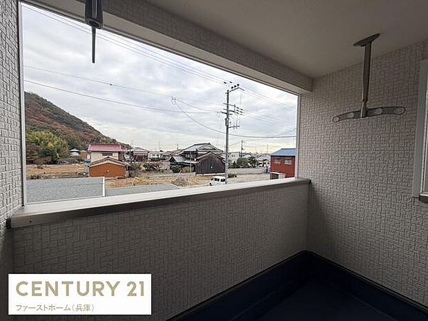 広々としたバルコニーは開放感があり遠くまで視界が抜ける眺望が魅力です。周囲の自然も感じられるロケーションです。雨の日にも安心して利用できる構造となっています。