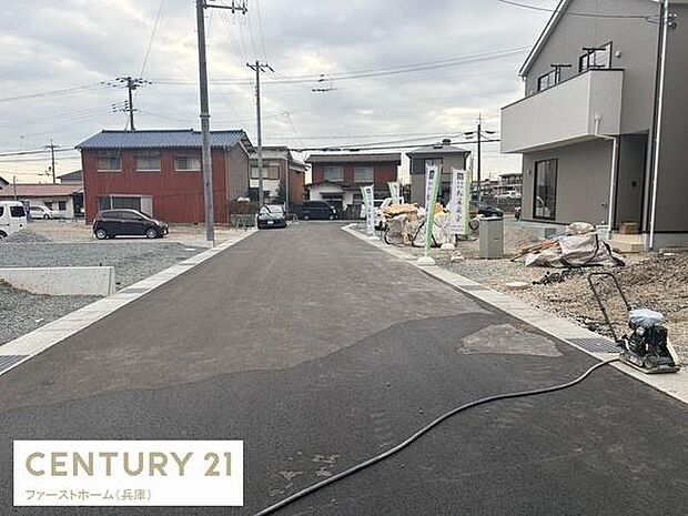 前面道路は幅員がしっかりと確保されており車の出入りもしやすい印象です。周辺には新しい建物が揃いすっきりとした街並みが形成されています。落ち着いた住宅エリアで整備された環境が特徴です。