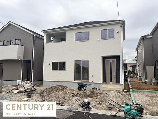 シンプルな外観が印象的な新築戸建です。大きな窓が配置され室内への光も十分に期待できます。周囲は同じ雰囲気の住宅が並び落ち着いた街並みを感じられます。二階には広めのバルコニーも設けられています。