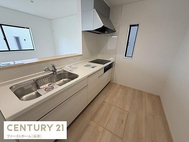 シンプルで清潔感のあるキッチンです。使い勝手の良い広々とした調理スペースが魅力です。窓から自然光が入るため明るい空間になっています。収納も豊富で日常の使い勝手に配慮されています。