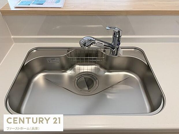 シンプルで清潔感のあるキッチンシンクです。作業スペースも広々としており使い勝手の良さが魅力です。水栓も操作しやすいデザインになっています。お手入れもしやすいステンレス素材で衛生的に保てます。