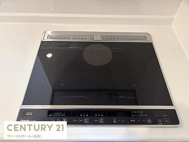 フラットなIHクッキングヒーターが設置されています。シンプルで清潔感のあるデザインです。操作パネルも分かりやすく使いやすい印象です。お手入れもしやすい仕様になっています。