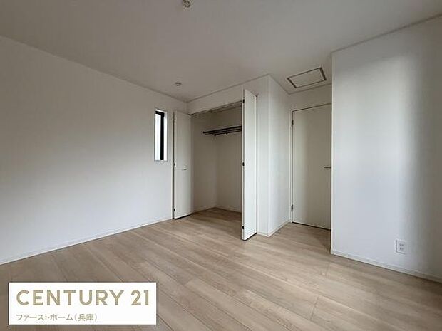 明るい床と白い壁が特徴の寝室です。シンプルな内装で家具の配置がしやすい空間になっています。クローゼットも備わっており収納にも便利です。窓があり自然光が入ります。清潔感のある寝室です。