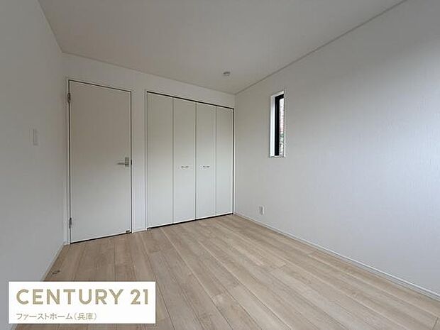 シンプルな内装で家具の配置がしやすい子供部屋です。クローゼットが備わっており収納スペースも充実しています。窓からの採光もあり明るい空間です。