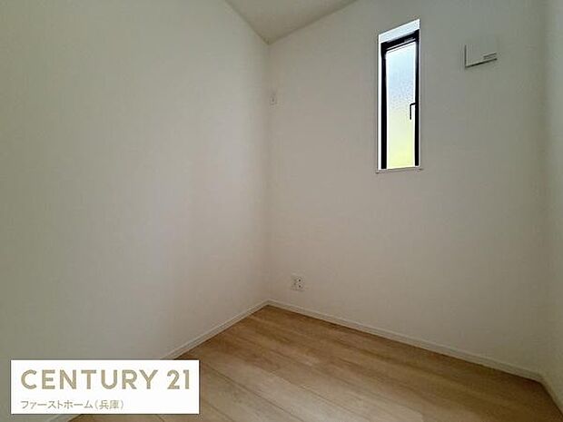 シンプルな内装で使いやすい収納スペースです。小窓が設けられており自然光を取り入れることができます。無駄のない形状で収納の幅が広がります。清潔感のある空間が保たれています。