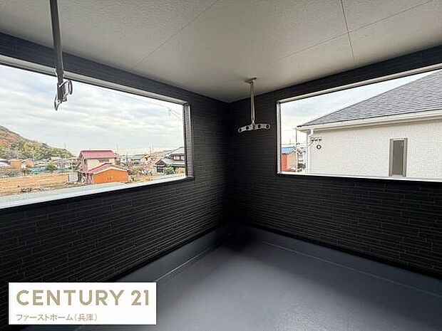 広々としたバルコニーは開放感があります。壁に囲まれているためプライベートな空間を確保できます。天井には物干し金具が設置されています。屋根付きで天候の影響も受けにくい設計です。