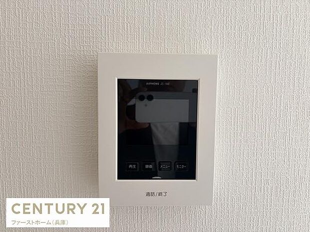 モニター付きインターホンが設置されているため来訪者の確認がしやすいです。壁面に収まるデザインですっきりとした印象です。使いやすい操作パネルで日々の生活をサポートします。