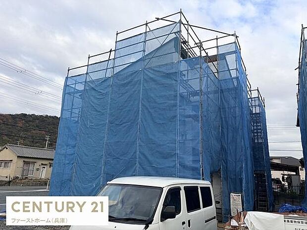 建築中の現場写真です。足場がしっかりと組まれており作業の進捗が確認できます。外観の全体像がイメージしやすい状態です。今後の完成が楽しみな現場です。周辺の住宅街にも調和しています。