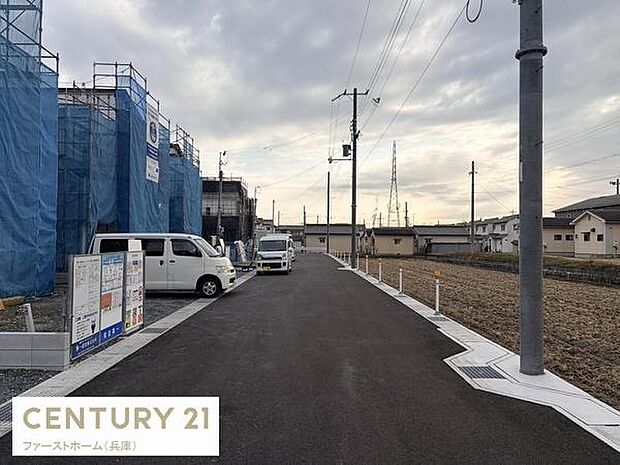 周辺に開放感のある現地写真です。前面道路が広く車の出入りもスムーズに行えます。電柱や道路設備も整備されています。道幅にゆとりがあり生活がしやすい環境となっています。