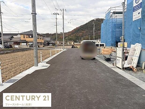 前面道路が広々としており車両の出入りもスムーズに行えそうです。周辺は落ち着いた雰囲気で住環境が整っています。現地は整理されていて清潔感があります。近隣に自然も感じられます。