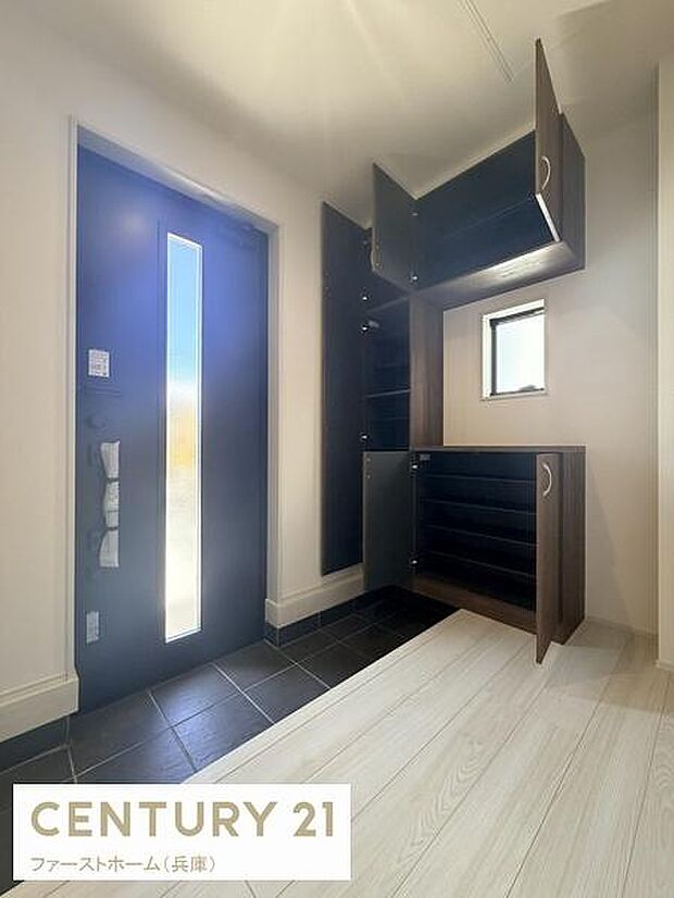 玄関には大きな収納スペースがあり整理整頓しやすいです。窓から光が差し込み明るい雰囲気です。段差が少なく使いやすい設計です。全体的に開放感があります。清潔感も感じられます。