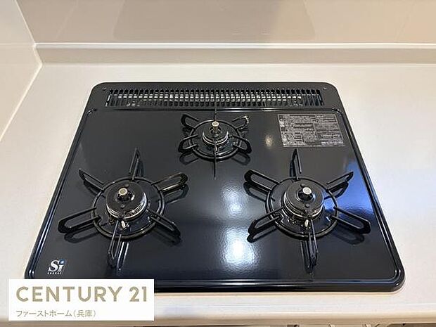 シンプルなデザインのガスコンロが備え付けられています。お手入れがしやすいフラットな天板仕様です。3口コンロなので同時調理に便利です。キッチンまわりをすっきり保てます。