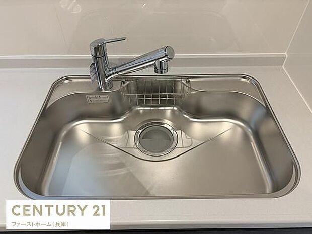 シンプルで使いやすいデザインのキッチンシンクです。広々としたスペースが確保されておりお手入れも簡単です。清潔感のあるステンレス素材が特徴です。モダンなキッチンに調和する水栓が設置されています。