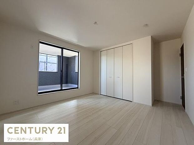 寝室は大きな窓から自然光がしっかり入ります。シンプルな内装で家具の配置がしやすい空間です。収納スペースも備わっており整理整頓がしやすくなっています。バルコニーへのアクセスも便利です。