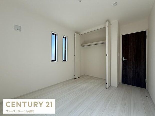 白を基調とした明るい子供部屋です。二つの縦長窓からしっかりと自然光が入ります。収納スペースも付いておりお部屋がすっきりと使えます。クローゼットの扉は両開きで使い勝手が良いです。