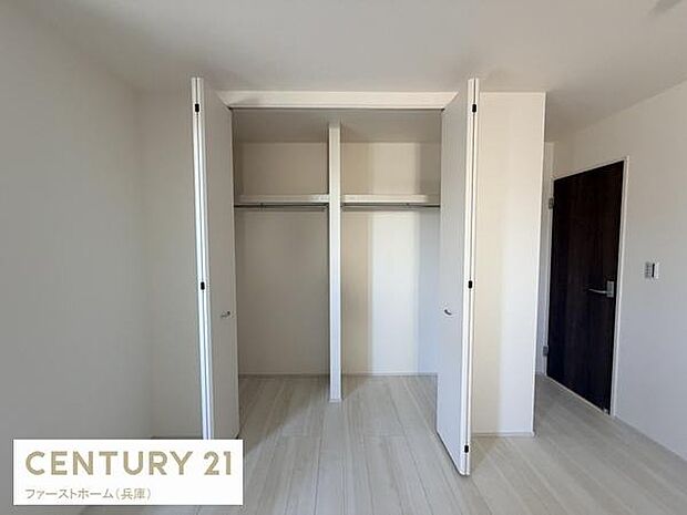 シンプルなデザインの収納が設置されています。扉付きで空間がすっきりとしています。衣類や日用品の整理に便利な広さです。部屋の雰囲気に調和した収納です。実用的な収納スペースが確保されています。