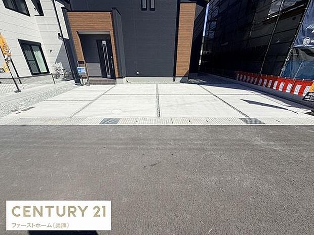 敷地内の駐車場はコンクリート仕上げで車両の出し入れがしやすい設計となっています。道路から段差が少なく日々の利用も快適です。隣接するスペースも広く駐車時の余裕があります。